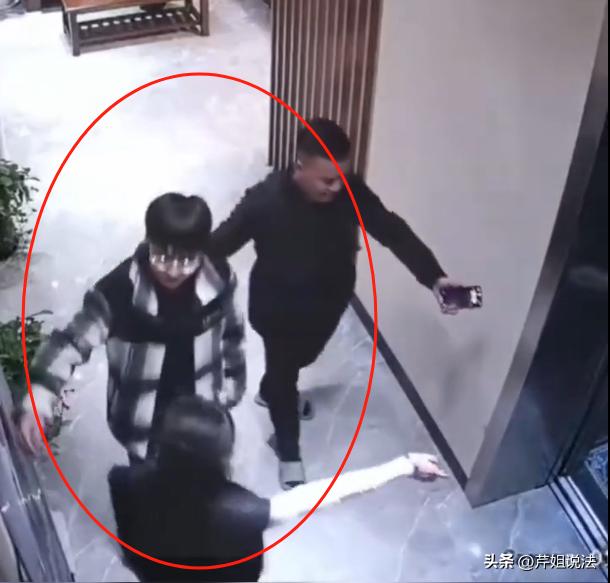“顾客是上帝，也不能无法无天。”一男子入住酒店，一位年轻的女服务员站在电梯口接待