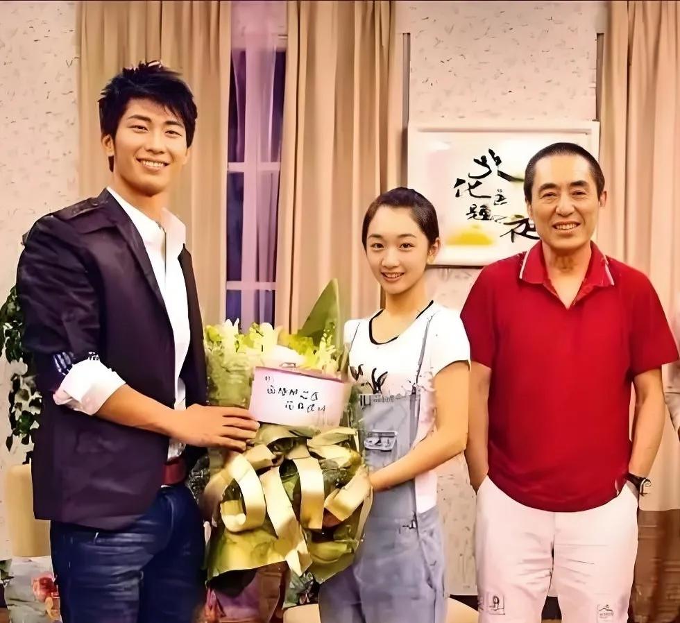 大导演张艺谋携《山楂树之恋》中的窦骁和周冬雨亮相，二人青春靓丽、朝气蓬勃。窦骁帅