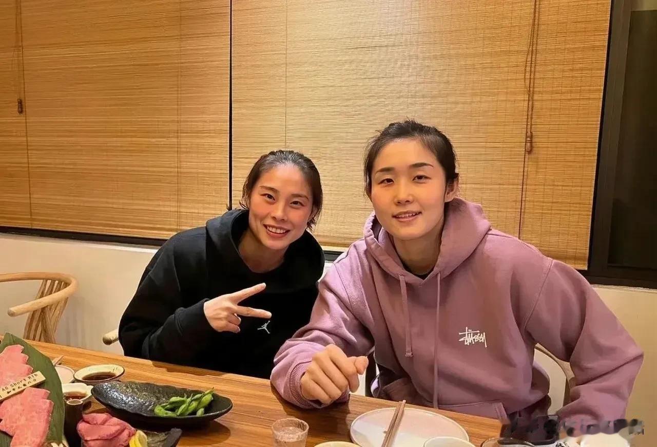 中国女篮酷爱科比的两大美女，有图有真相！

1、王思雨
2、潘臻琦

她俩因酷爱