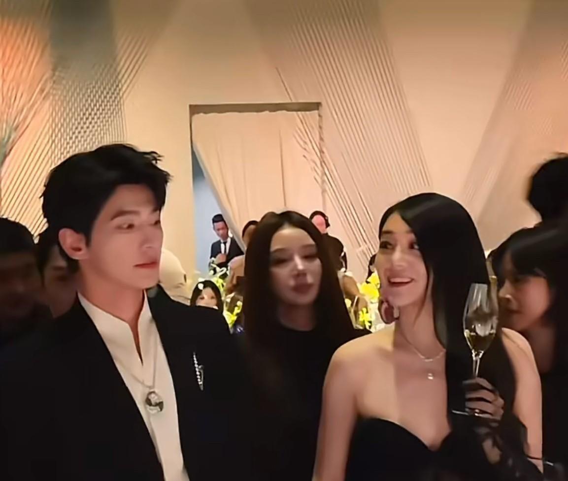 可以和六岁的女儿交差了。
富婆这句不经意的大实话，戳穿了这场晚宴里最扎心的本质。