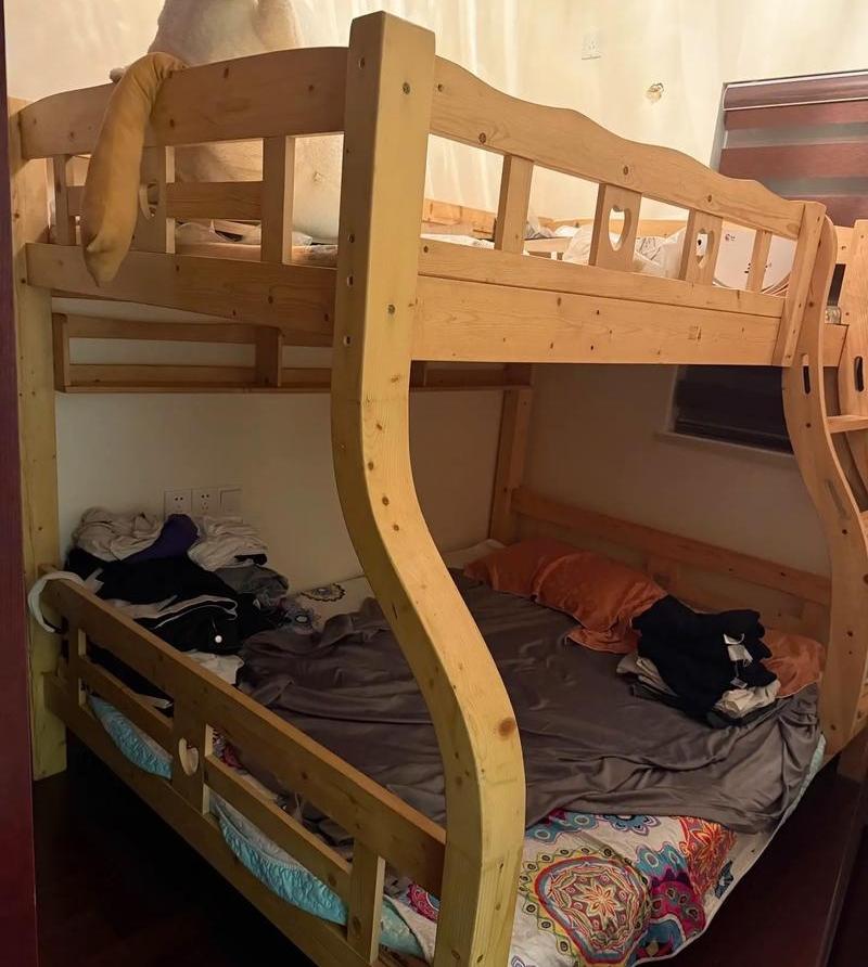 邻居搬家
有一张上下铺不要了
在小区群里挂着卖
500元
我有点心动
但是不知道