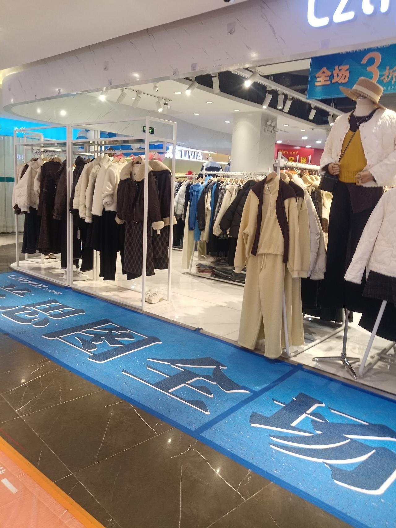 广州海珠区桥南新街万德信百货楼下的服装店生意还是很好的，衣服裤子都有，款式潮流，