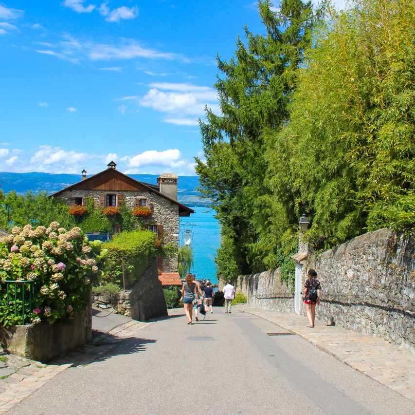 名不虚传的石头城，法国鲜花小镇伊瓦尔