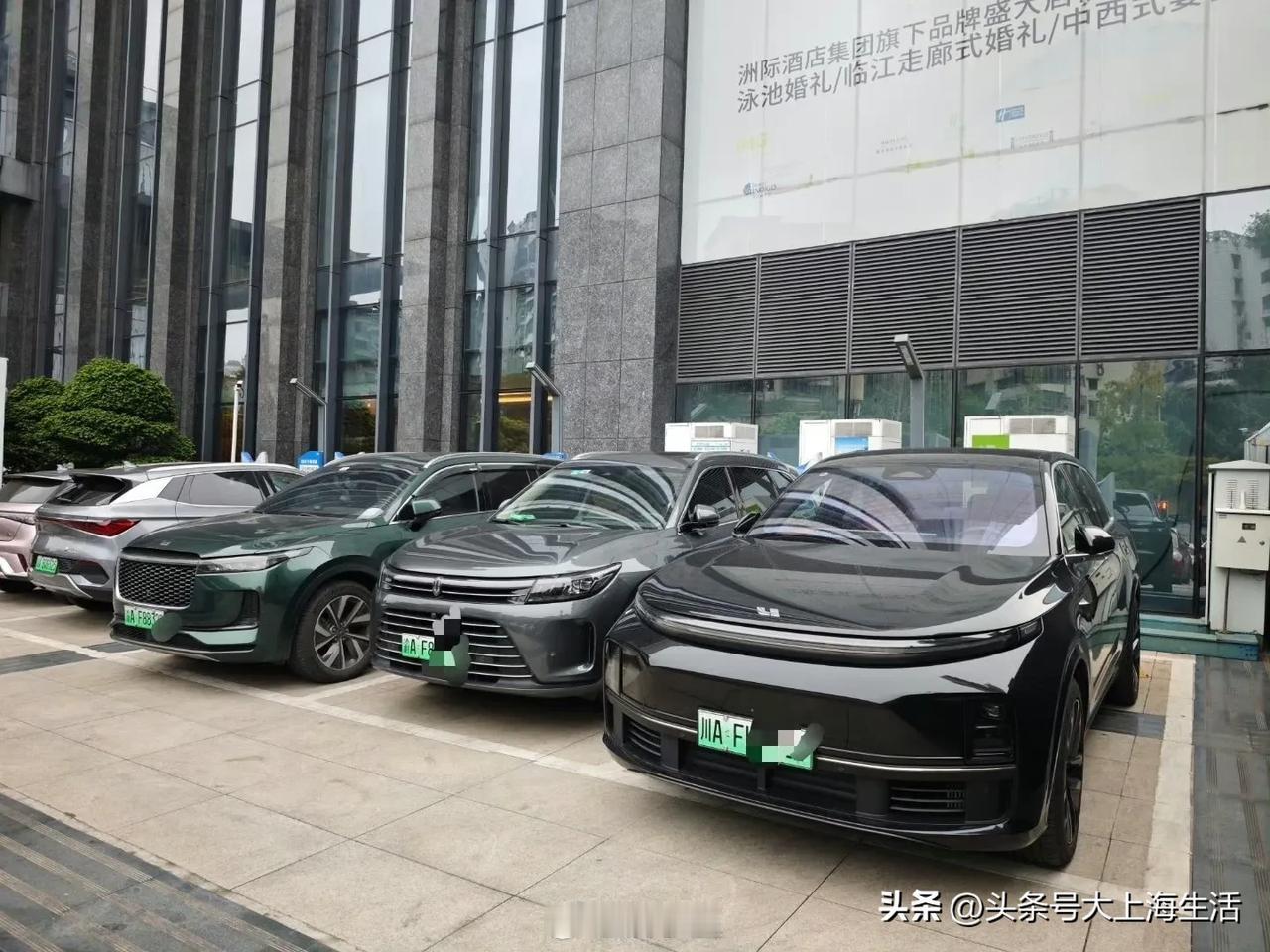 一大早跑来小鹏充电，桩被这些车占完了……[汗]
保安说停一晚上了，管也管不了！