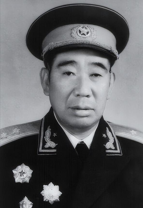 1955年中南海授衔，台下炸锅了：一个当了整场解放战争"副职"的人，竟然跟纵队司