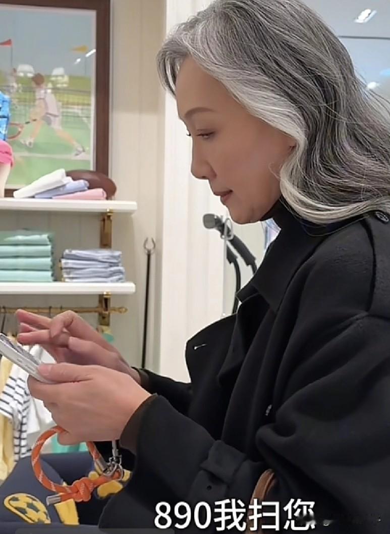 奕姐做奶奶后，给孙女买衣服，一件小的包屁衣890元，看呆了网友

小孙女出生几天