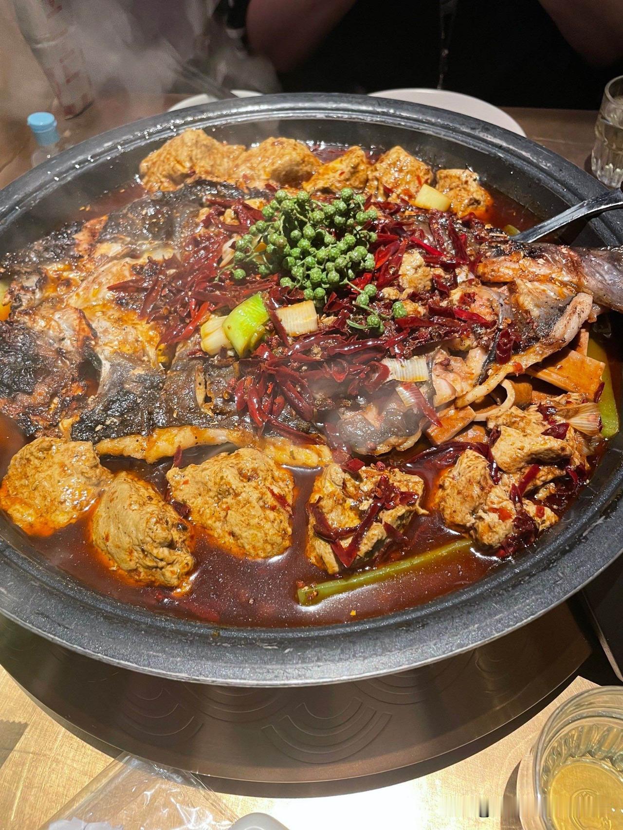 珠江东岸，比珠江西岸的城市要发达的多。主要还是香港厉害，带出来的深圳和东莞也厉害