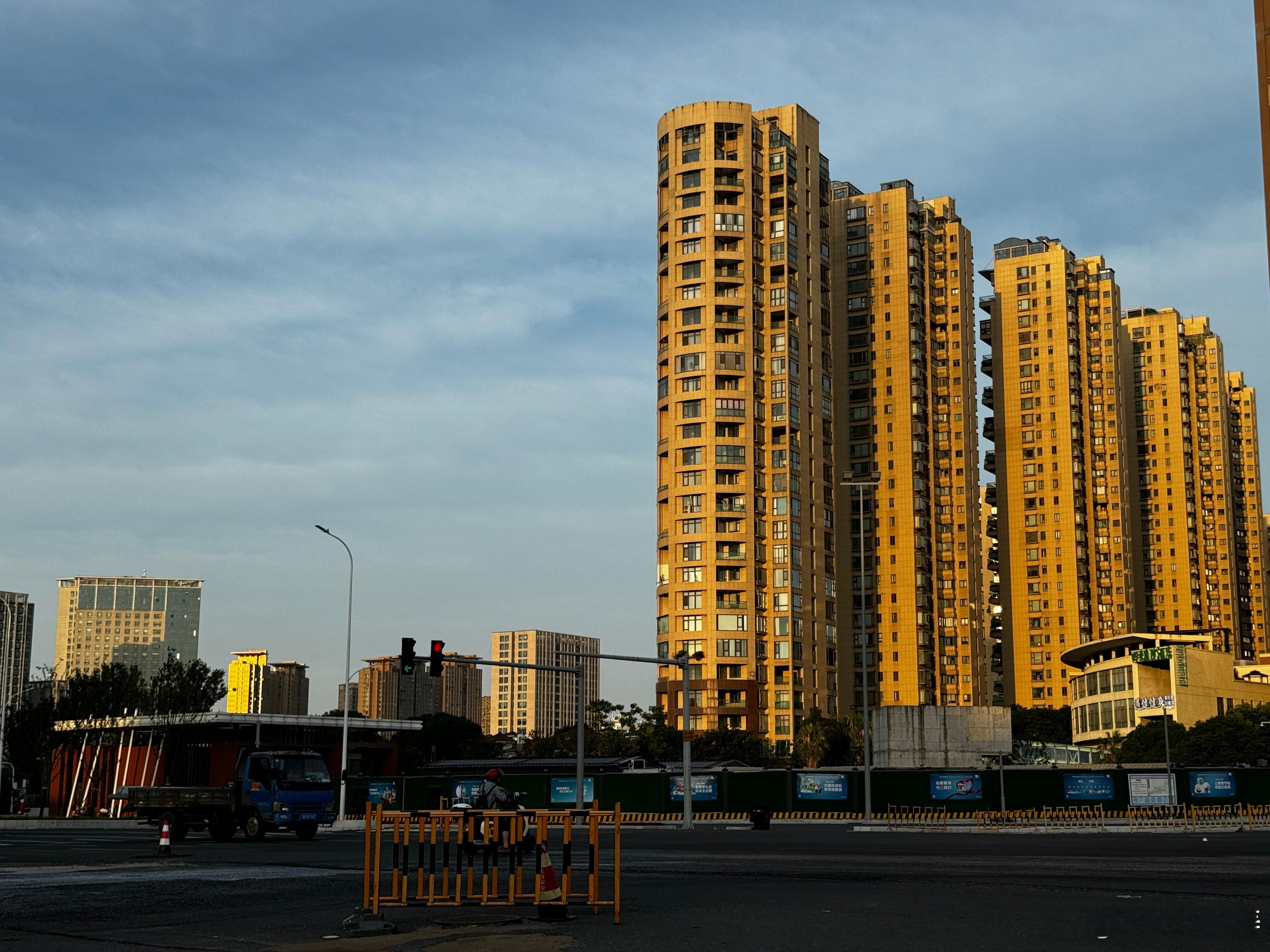 还好我习惯早睡早起，不然这个点起来赶早班人都麻了。（五点半不到的早晨天亮的很  