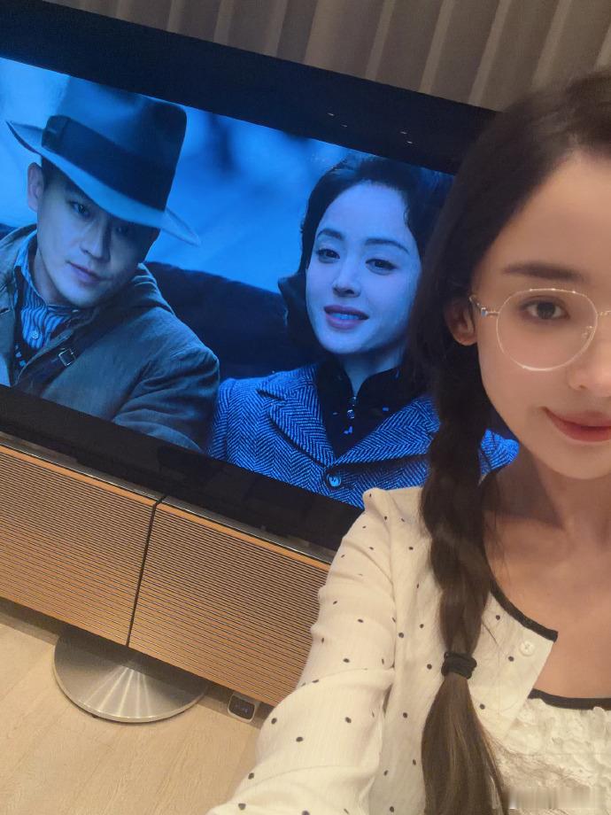 娜扎边吃大盘鸡边追剧娜扎居家追剧自拍娜扎边吃大盘鸡边追剧，真的是双重的享受呀，大