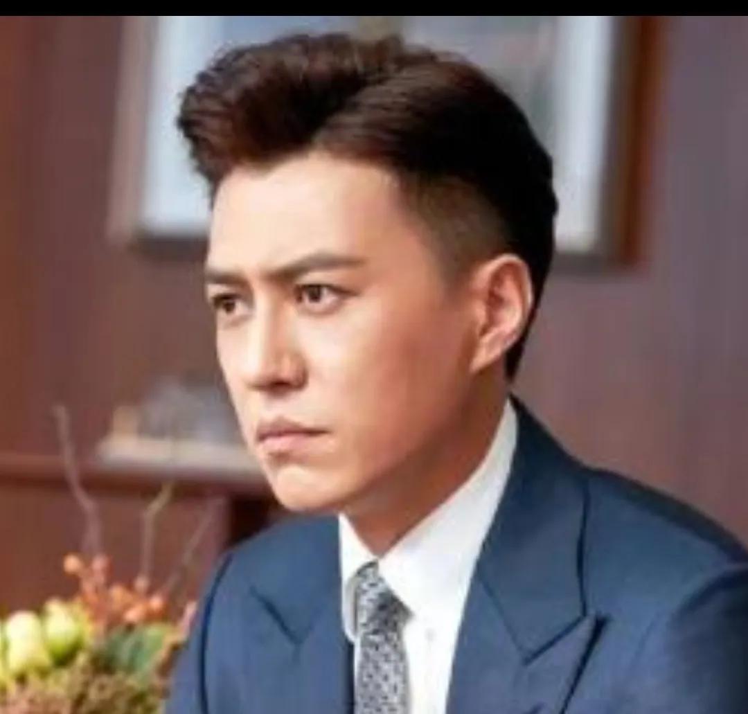 靳东出任中国煤矿文工团团长，这一身份的转变也受到关注。他表示今后将向艺术“高峰”