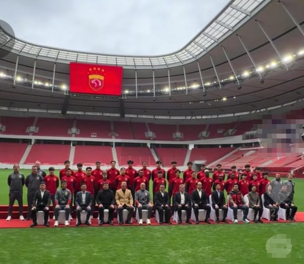 海港又一次力压申花，今天海港举办了隆重的新赛季出征仪式！还在主场进行了合影！申花