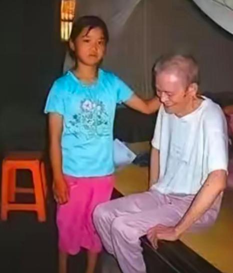 1993年，成亲当晚，下肢没法动的媳妇被老公搂着放上土炕，没成想，熬到后半夜，她