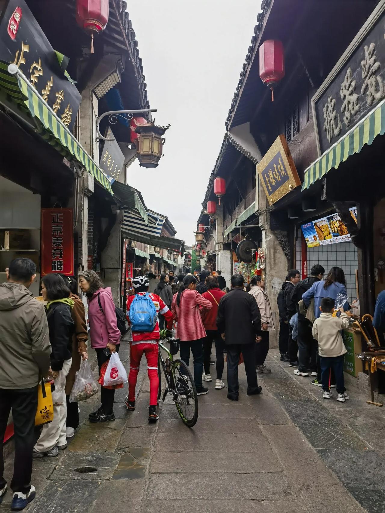 不要想那么多复杂的事情，勇敢地背起行囊，果断说走就走，真的没有那么多理由羁绊。