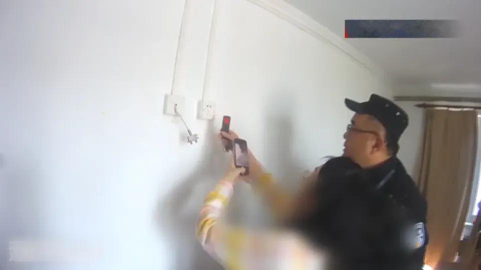 北京，一女子租房住，怀疑插座里有针孔摄像头，于是报警。
 
民警来后，用女子买的