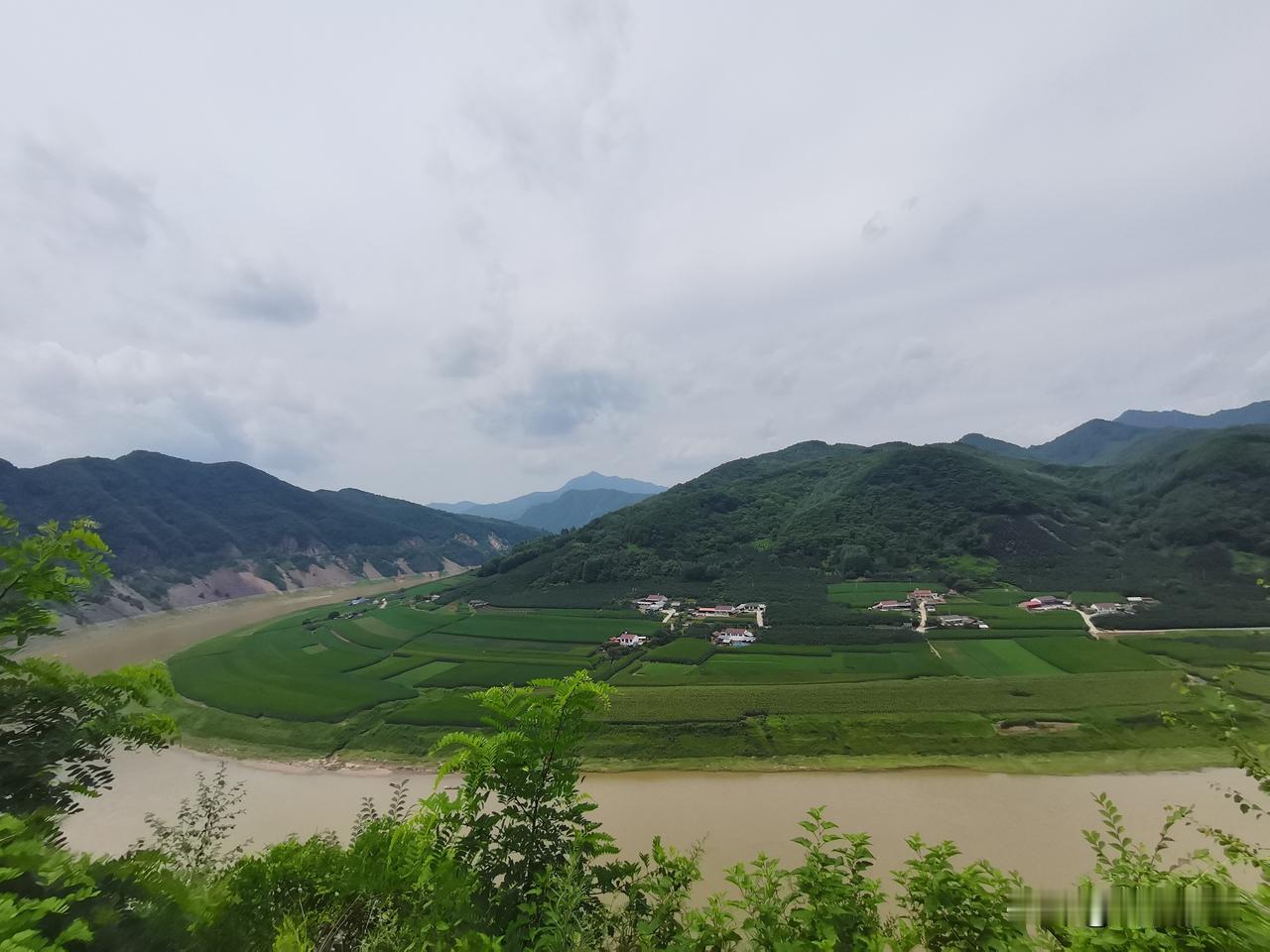 丹东自驾G331往集安走，中段必停神仙观景台——浑江大转弯！
整条辽吉边境线的王