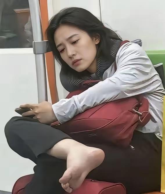 下班的地铁上一个疲惫的灵魂