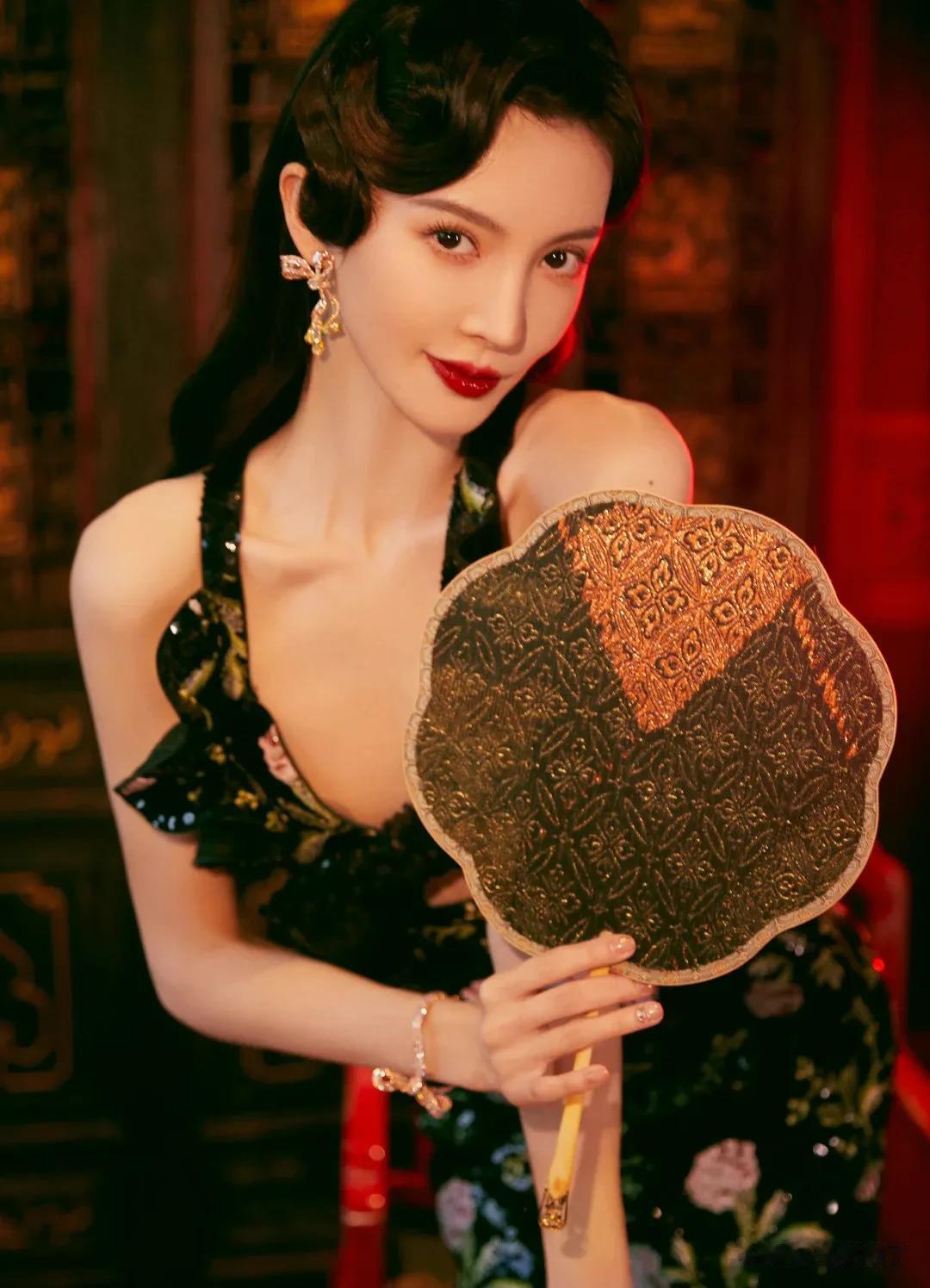 《孤注一掷》放出的剧情，有段金晨被拔指甲的情节，太恐怖了。
金晨这么美的女人，看