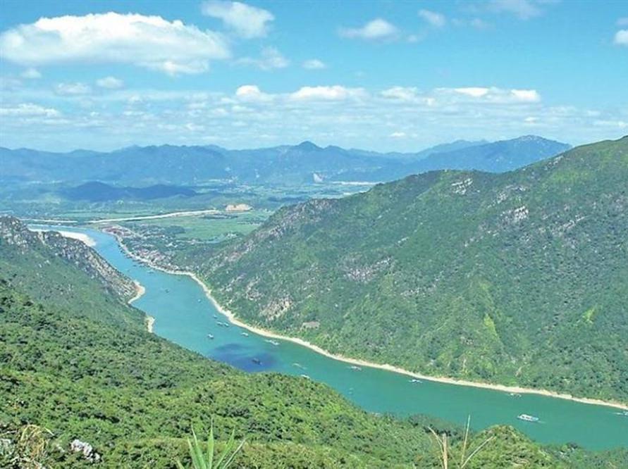 飞来峡，又名清远峡、禺峡、中宿峡。峡谷以“峡里藏千胜”著称，融合了壮丽的自然风光