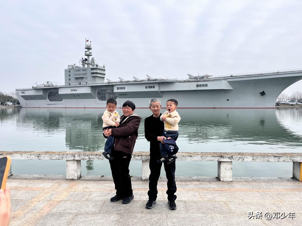 我认为合家出游！
今年的五一假期，我毫不犹豫地选择了合家出游！

虽然今年预计有
