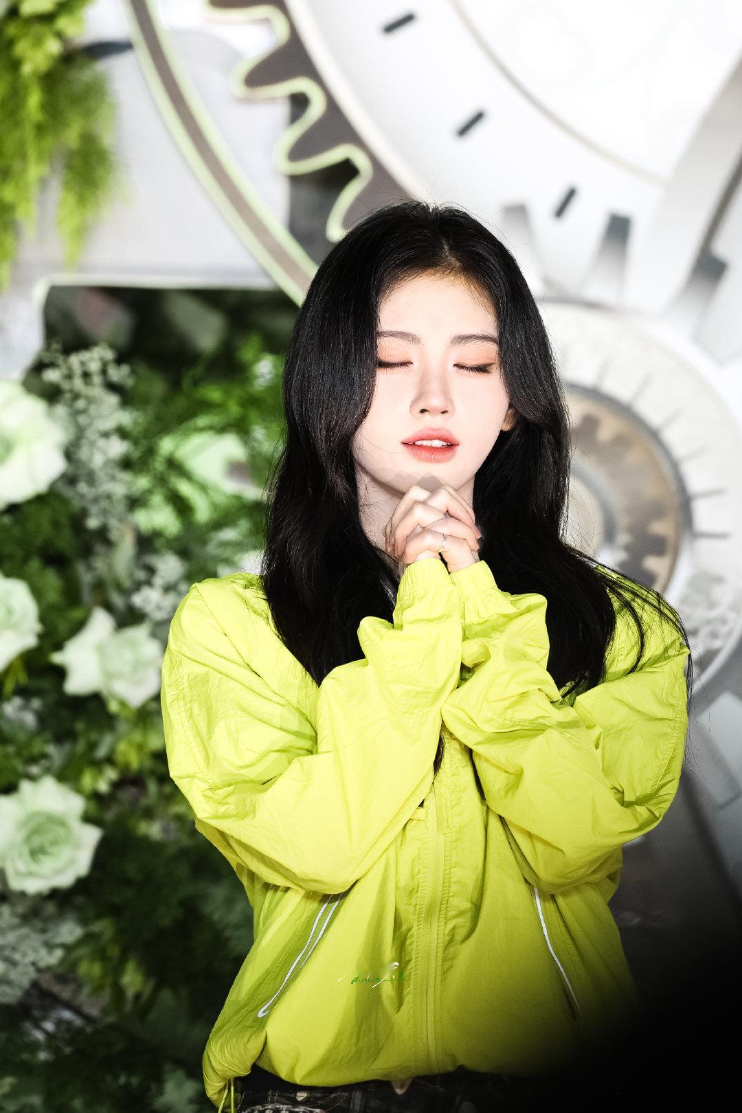jjy鞠婧祎万花世界 jjy鞠婧祎苏绿夏 “玫瑰之所以是玫瑰，是风与光的眷顾，更
