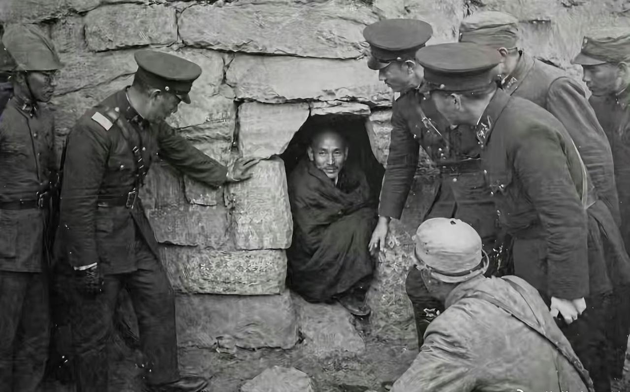 1936年罕见老照片！西安事变落难的蒋介石，狼狈至极却死要面子

往日身居高位、
