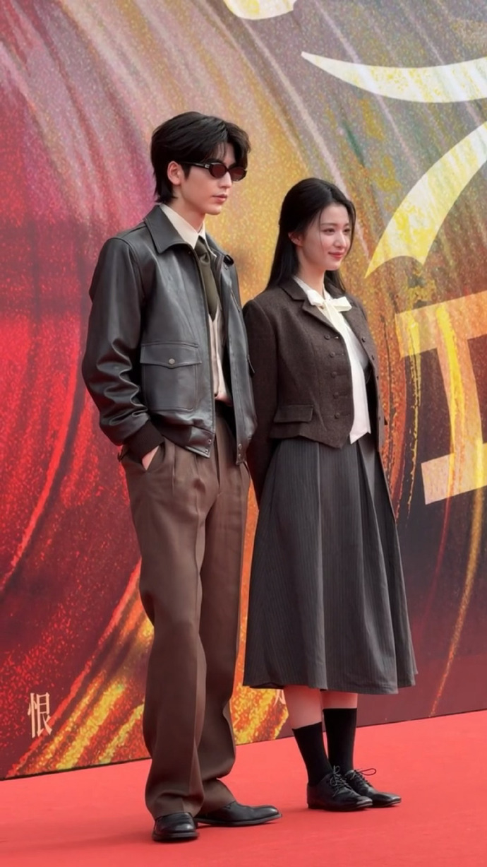 张凌赫王楚然这一秒真的过火了 张凌赫、王楚然《这一秒过火》开机，这两张脸在一起真