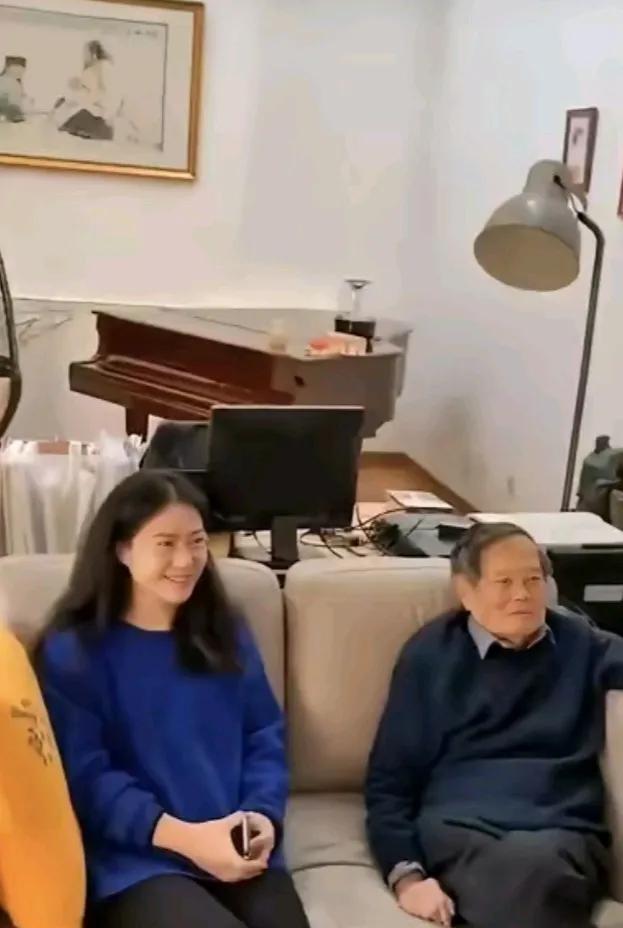 翁帆和杨振宁教授普通的生活，画面温馨：他俩衣着干净而整洁，休闲而舒适。坐在沙发上