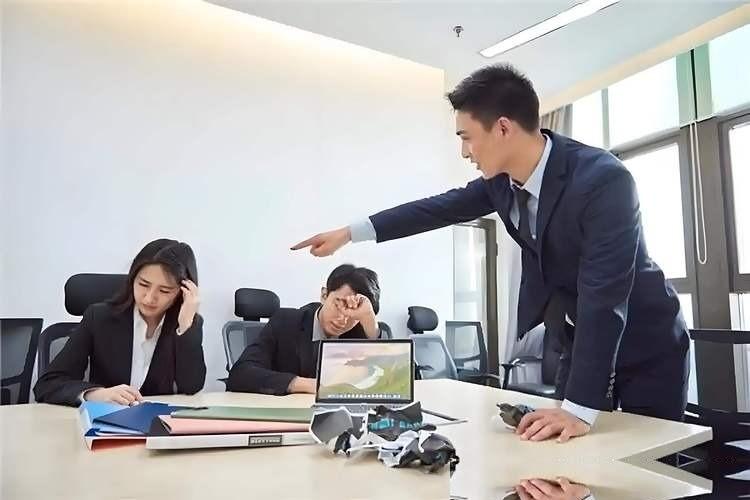 到底什么才叫人情世故：饭局里一句“加个微信”，考的不是嘴甜，而是谁能接住关系中的