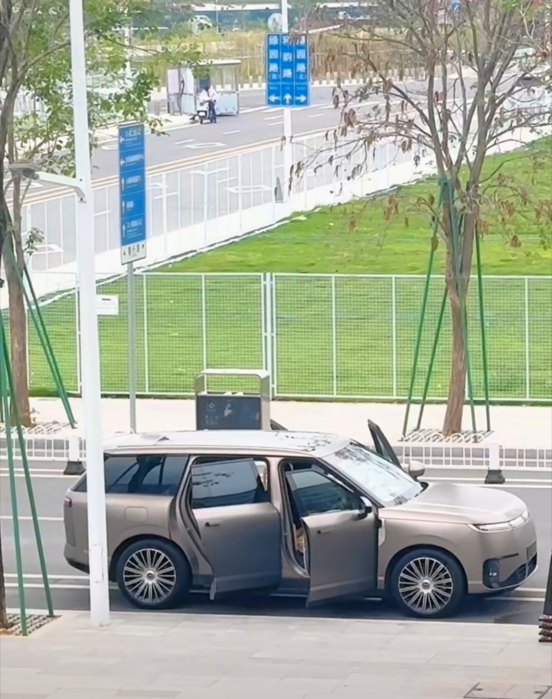 小鹏GX配备电动门倒不是啥意外，今年提前体验的几个9系都有这个配置，但反而就要看