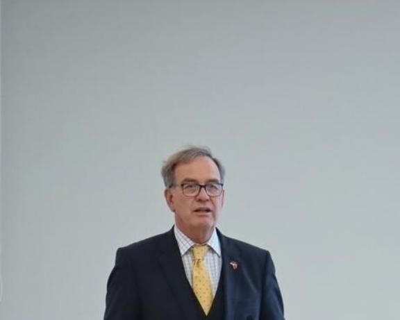 德国：中美打不起来了，因为打了也白打！德国教授曾坦率指出：美国不是害怕中国，也不
