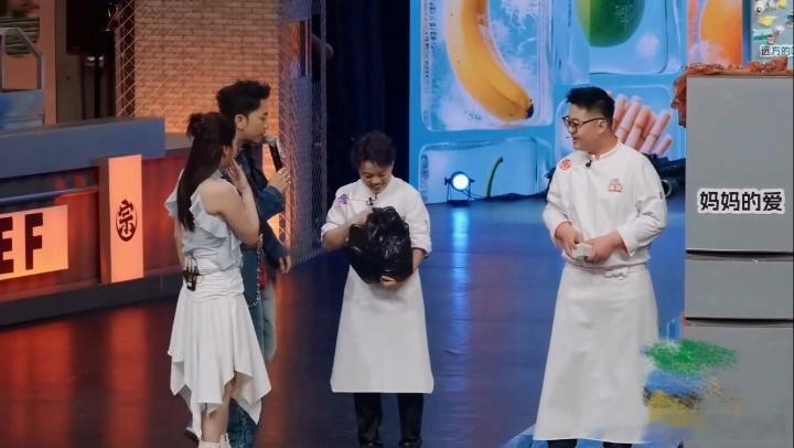 何美延梁淞线上线下都吃得很好天才厨人何美延梁淞来《天才厨人》了，带的孝感米酒差点