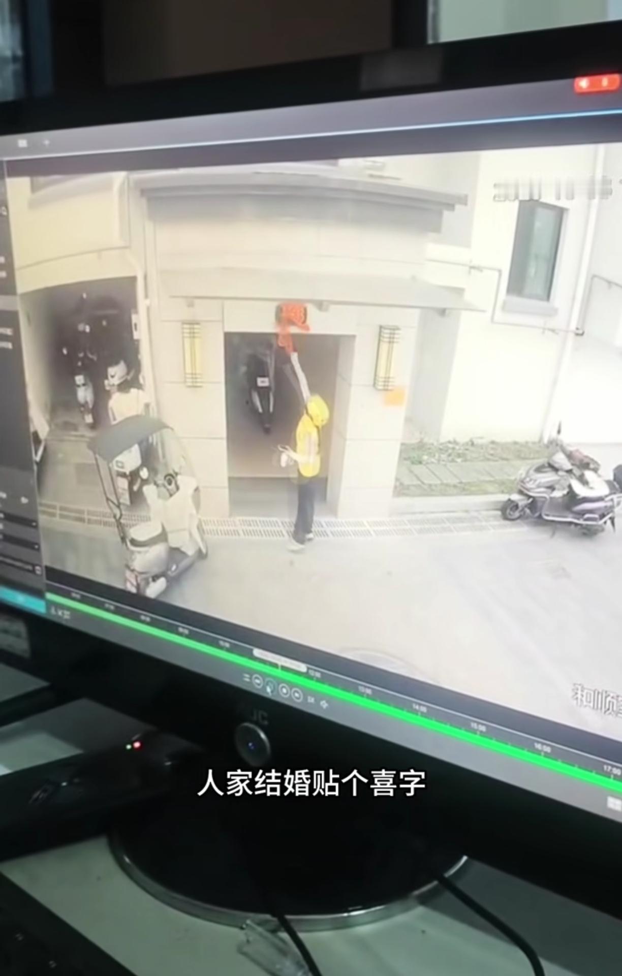 外卖员撕掉喜字被业主在群里发视频曝光，惹来一阵阵骂声，这人手咋那么欠呢？还以为她