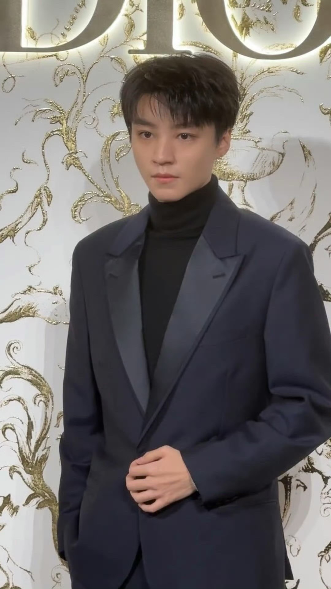 生图直出暴击！黑色高领自带禁欲感，王俊凯这波造型太绝