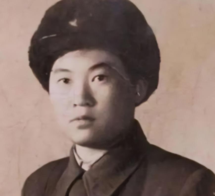 1950 年，一名战士下身血流不止，医生正要解扣子检查，不料，他一把拦住，强硬说