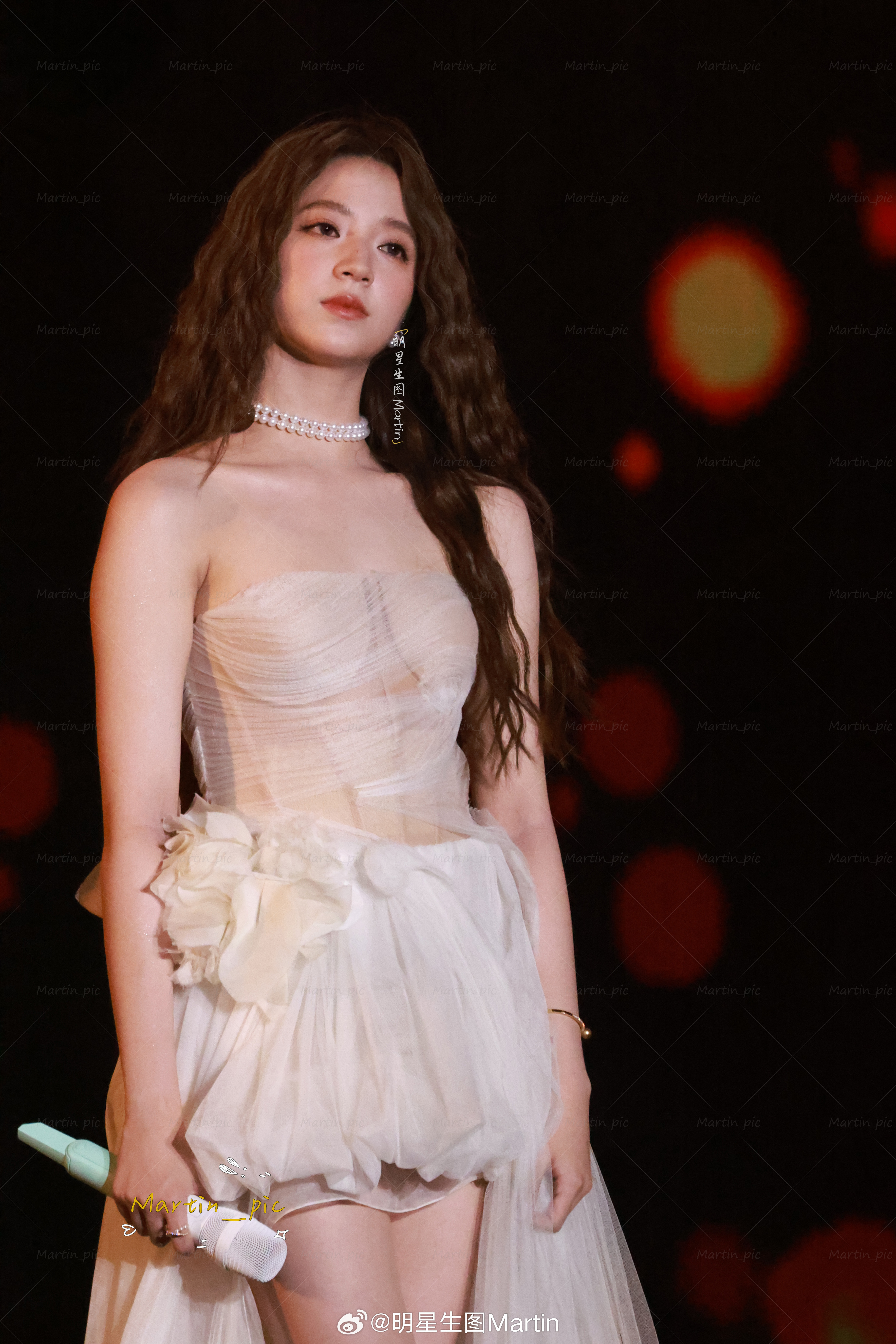 歐陽娣娣[超话] 欧阳娣娣芭莎之夜舞台生图精灵少女卷卷毛欧阳娣娣，didi的沉浸