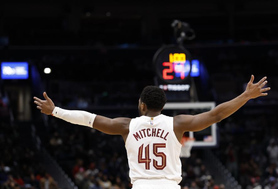 美媒NBA Retweet列出了本赛季至今的球员三分榜单排名，其中米切尔排名第一