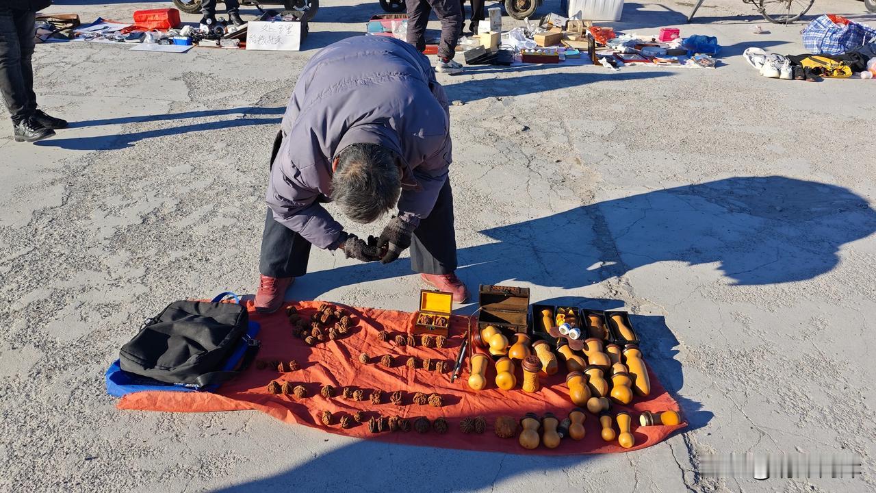 搬来天津生活已经好几个月了。没想到在家门口还有一个这样的旧货市场。在12月的寒冬