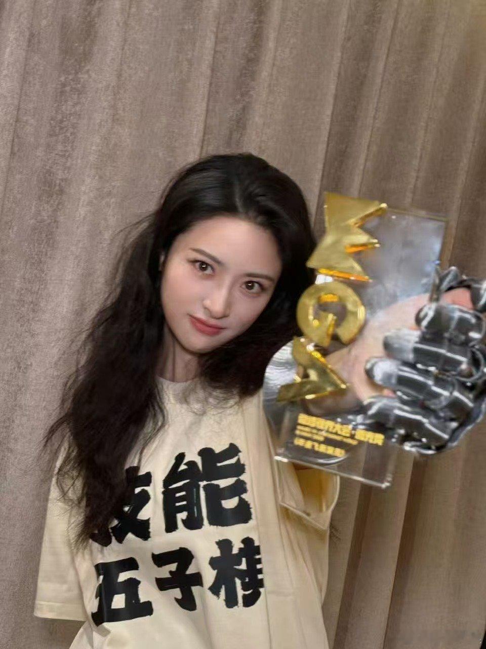 沈月穿技能五子棋t恤沈月穿了技能五子棋的短袖沈月领到了技能五子棋物料，哈哈，[爱