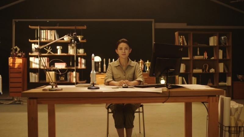 央视五一晚会 热依扎演绎航天员的真实故事，劳动者为何光荣？因为他们能把平凡的事做