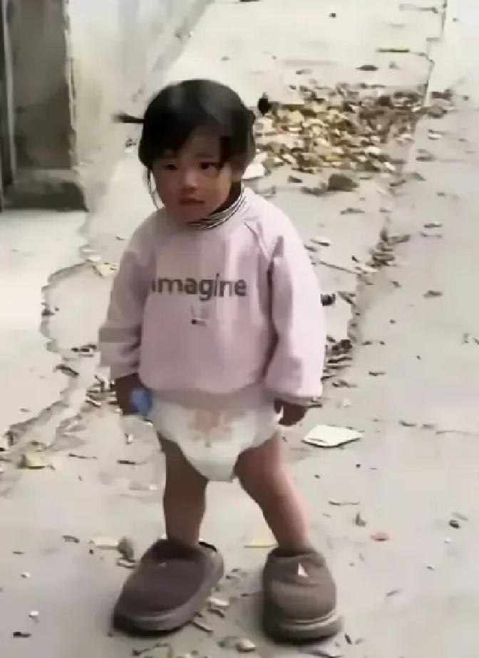 心疼！河南城郊，离婚半年后，女子偷偷去看4岁的女儿，却远远看见孩子穿着尿不湿，上