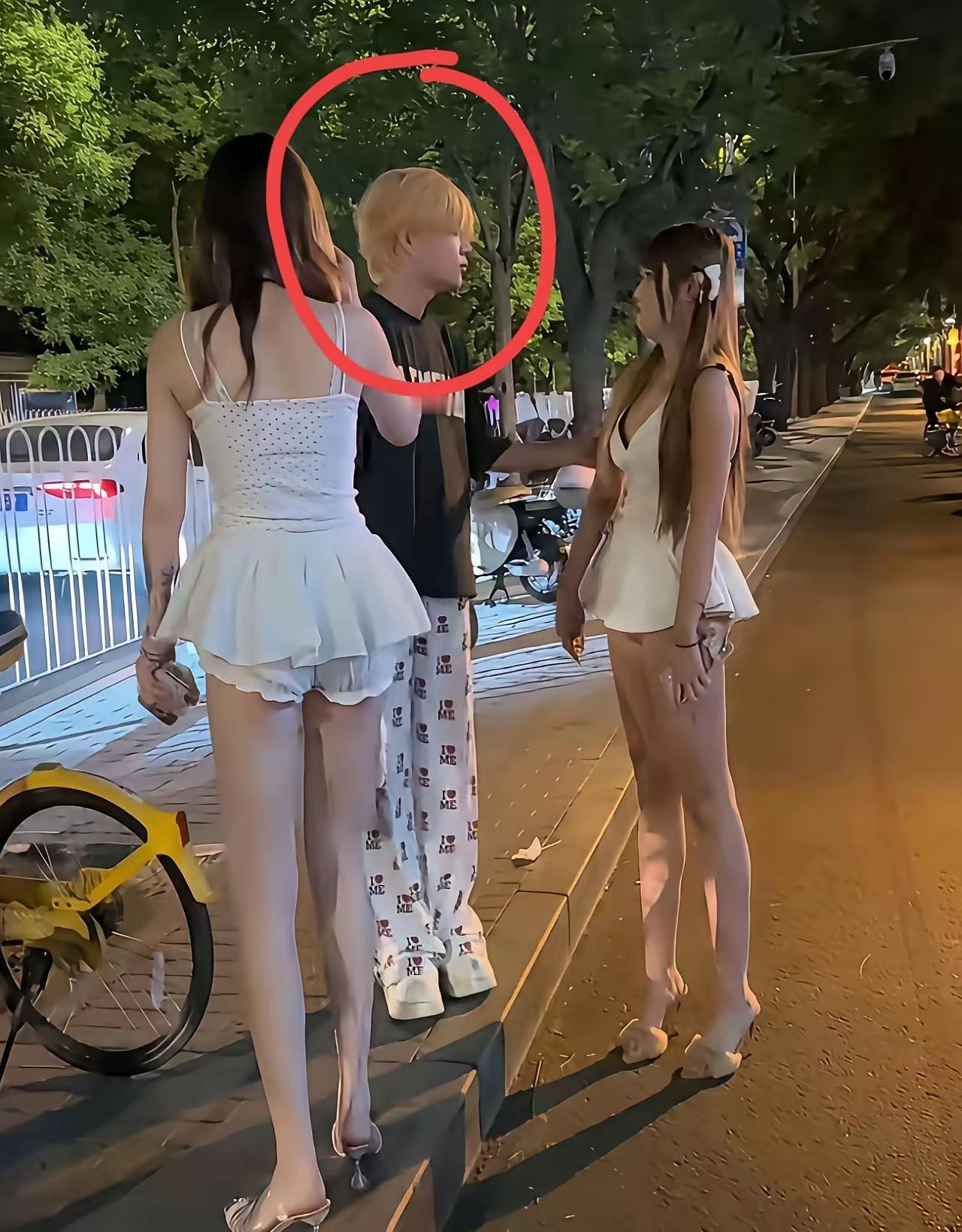 谁能告诉我，为什么几十年了过去了，社会小青年依然还是钟爱染黄毛？不是说“时尚”是