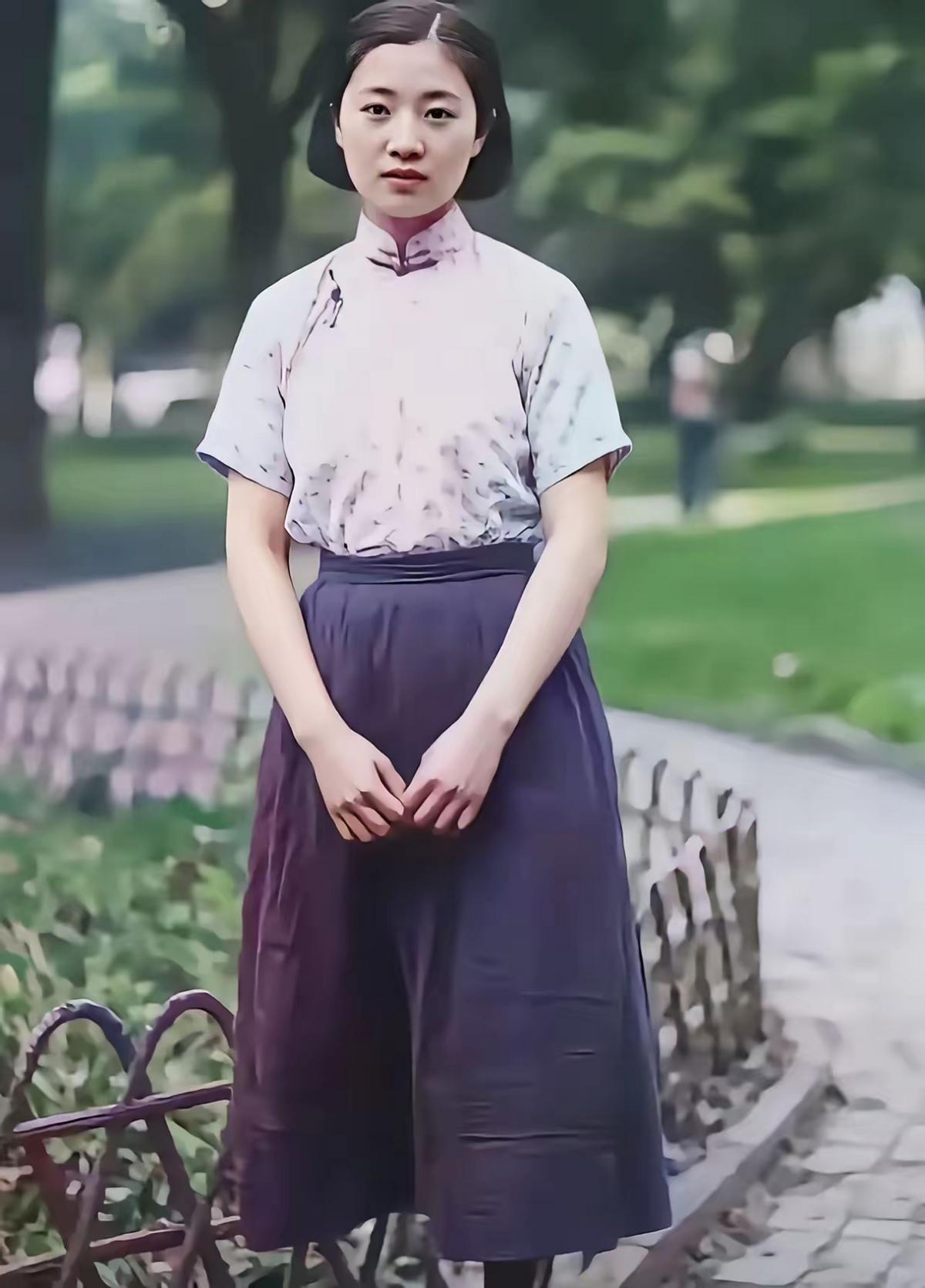 [太阳]杜致礼，杜聿明将军的女儿，这是她年轻时的照片，长得相当的漂亮，她是杨振宁