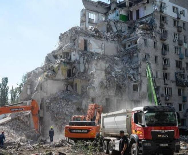 俄军下狠手拆乌军后路，公路铁路挤在一座桥上，一起炸了
 
同一天时间，冲突两边的