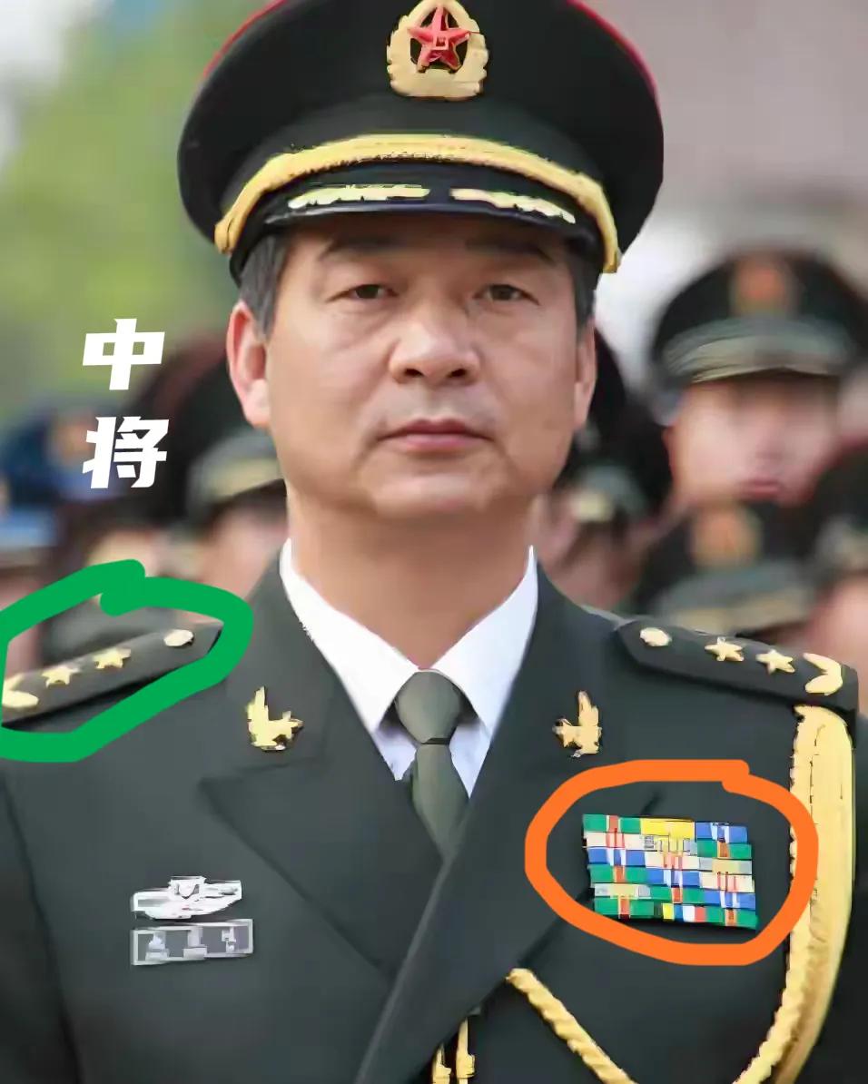 看不懂！同为两个将军，一个中将、一个少将，两位将军的级别资历章显示，中将的资历级