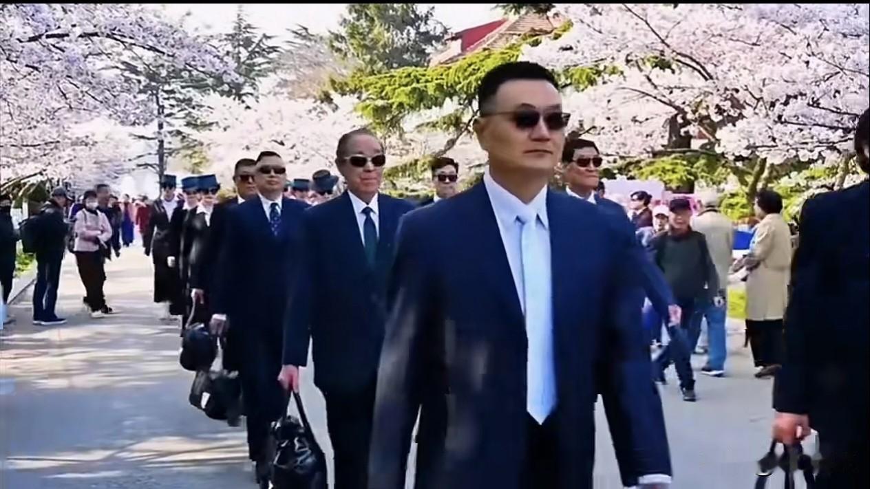这帮人参加这种活动，内心是非常愉悦的！他们并不是说只考虑自己的愉悦，而不考虑路人