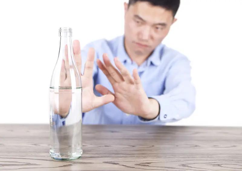 现在越来越多人戒烟戒酒，原因还挺多。健康肯定是首要因素。香烟含超 7000 种化