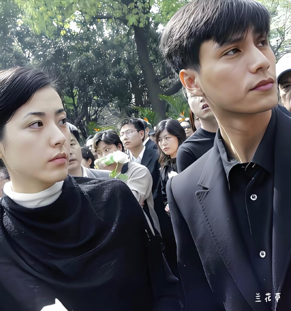 站在陈坤旁边的这位女生是谁？五官好精致。
莫不是大美女曾黎？如果真是，那时候的她