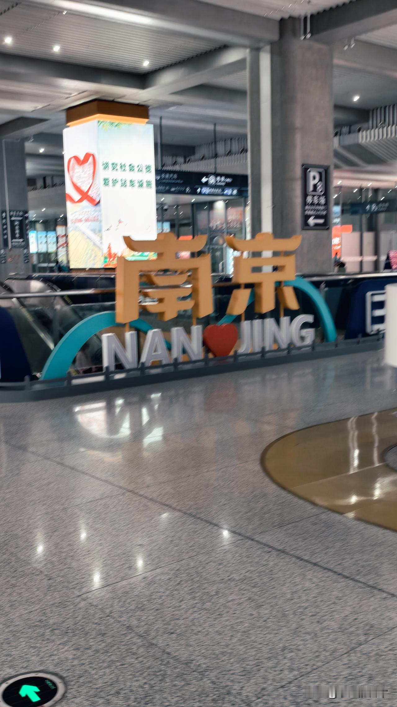 我们俩今天不开车自驾游，而是用一种特别的“慢游”旅行模式，来一个说走就走的旅行。