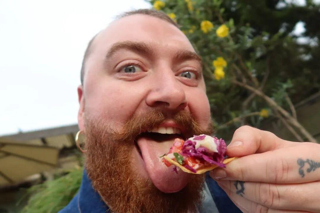 曾经荣获格莱美和奥斯卡的英国歌手 Sam Smith 最近开通了吃货小号“sam