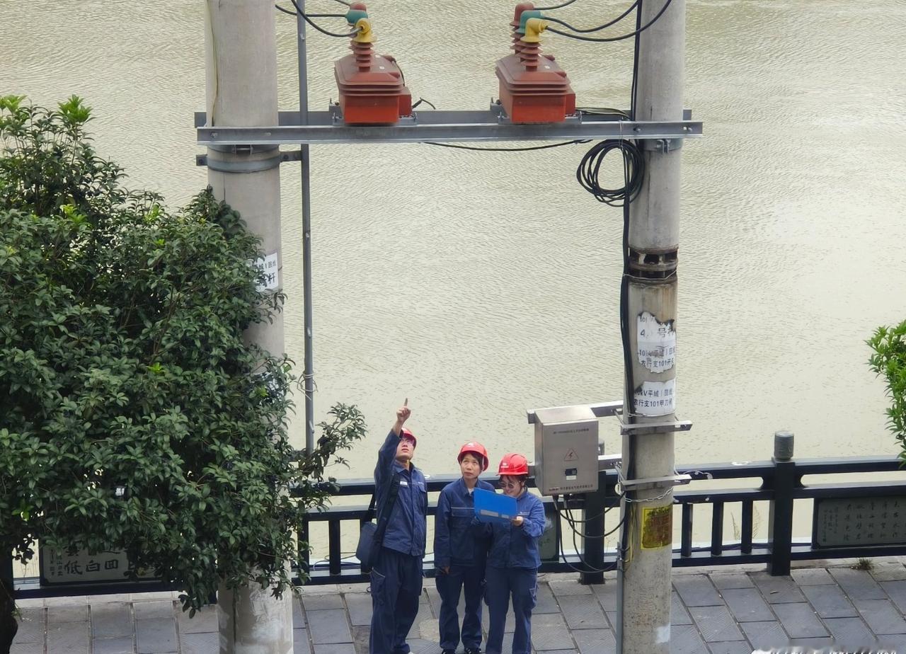 筑牢电网安全线  【未雨绸缪，专项巡查应对汛期】5月8日，在黔南布依族苗族自治州